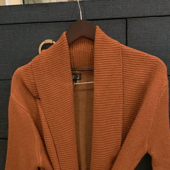 Size S (fits more like a M) belted cardigan. Slight flare sleeve. - Picture 3 of 3